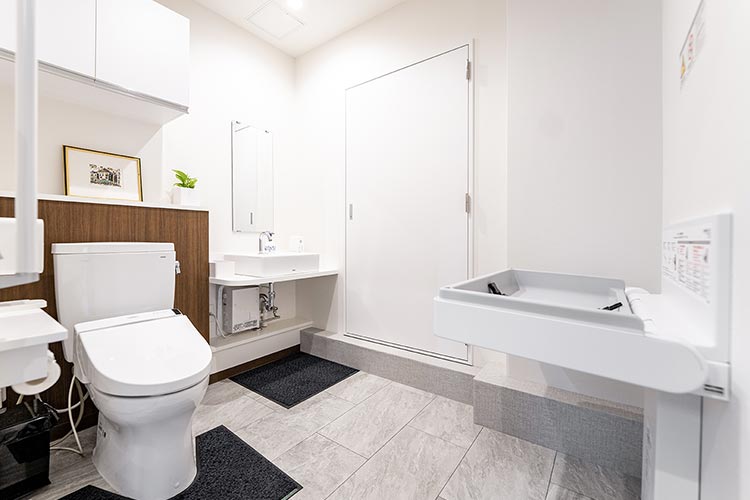 車いすも入れるベビーシート完備のお手洗い